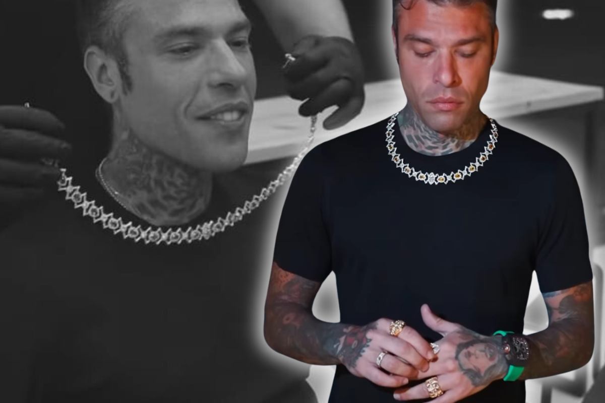 Fedez mostra la sua collana costosissima